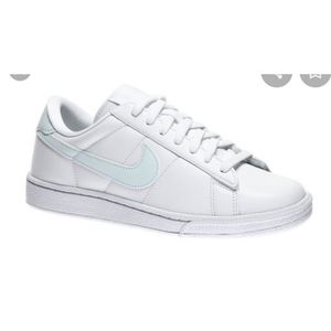 Nike Woman's Classic Tennis Shoe